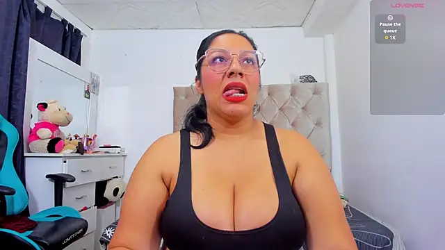 lulu ferrer online show from 11/18/25, 06:34