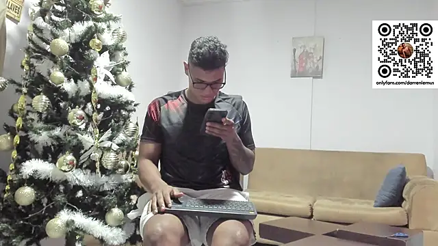 Snapshot of Darren_hot2 chatting on 01/04/25, 10:34 Darren hot2 online show from 01/04/25, 10:34
