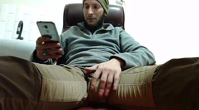 Snapshot of hardbigcock16 chatting on 12/24/24, 10:33 hardbigcock16 online show from 12/24/24, 10:33