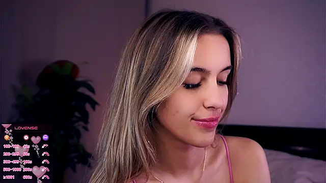 Snapshot of FannyHewson chatting on 10/14/25, 07:47 FannyHewson online show from 10/14/25, 07:47