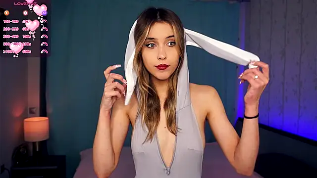 Snapshot of FannyHewson chatting on 11/11/25, 07:47 FannyHewson online show from 11/11/25, 07:47