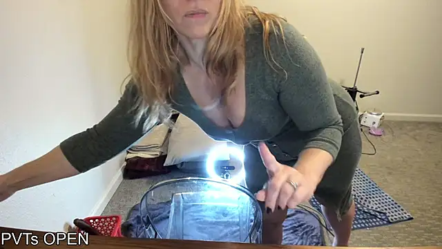 Peaches N Kreme online show from 10/28/25, 02:26