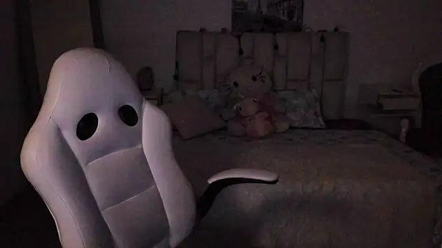 zoe turnner 18 online show from 11/16/25, 12:33