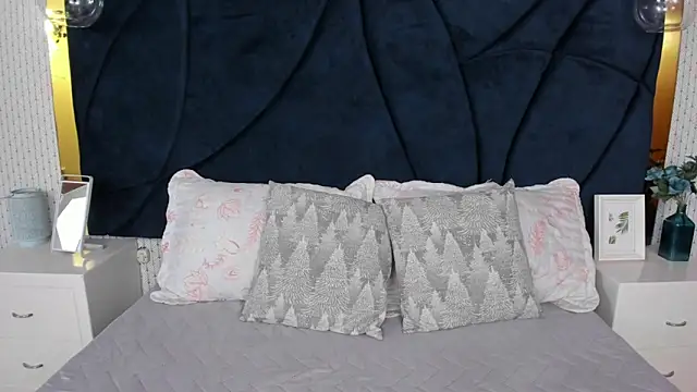 LARISSAEVANS online show from 11/12/25, 03:07