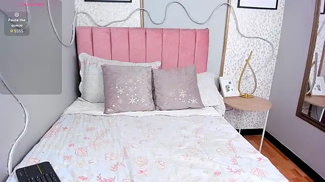 LARISSAEVANS online show from 11/26/25, 03:07