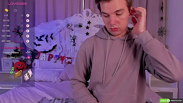 ArthurWhitee online show from 10/17/25, 03:10