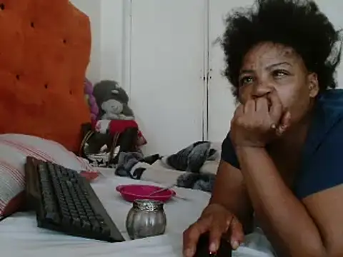 Snapshot of tinagiant chatting on 01/24/25, 12:52 tinagiant online show from 01/24/25, 12:52