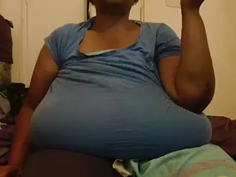 Snapshot of tinagiant chatting on 02/08/25, 04:47 tinagiant online show from 02/08/25, 04:47