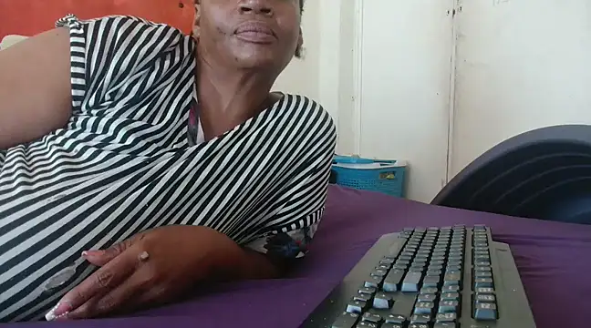 Snapshot of tinagiant chatting on 02/21/25, 06:29 tinagiant online show from 02/21/25, 06:29