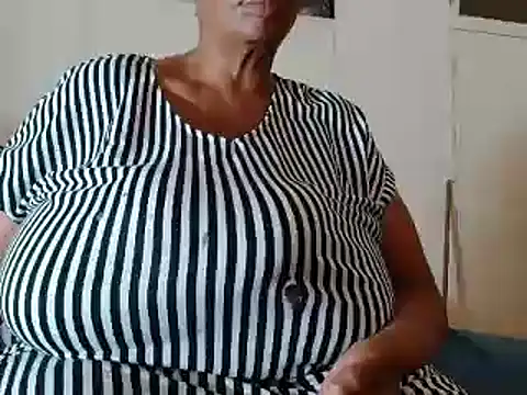 Snapshot of tinagiant chatting on 03/21/25, 01:45 tinagiant online show from 03/21/25, 01:45