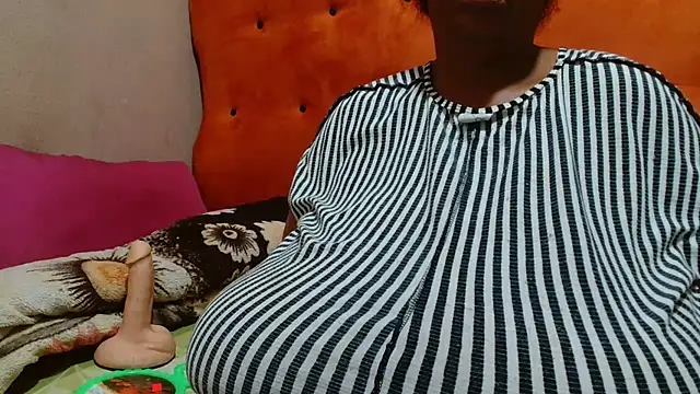 Snapshot of tinagiant chatting on 10/03/25, 02:41 tinagiant online show from 10/03/25, 02:41