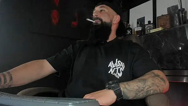 Snapshot of axxelrich_ chatting on 10/16/25, 02:07 axxelrich online show from 10/16/25, 02:07