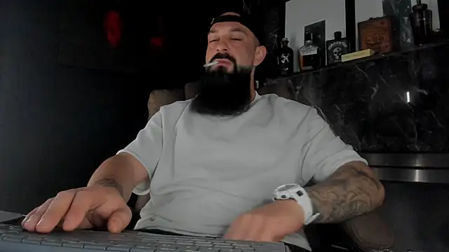 Snapshot of axxelrich_ chatting on 10/27/25, 05:11 axxelrich online show from 10/27/25, 05:11