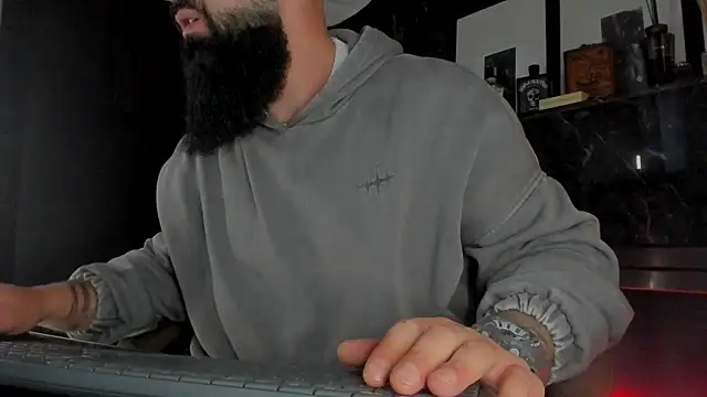 Snapshot of axxelrich_ chatting on 10/31/25, 04:57 axxelrich online show from 10/31/25, 04:57