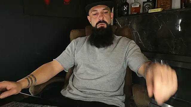 Snapshot of axxelrich_ chatting on 11/11/25, 04:45 axxelrich online show from 11/11/25, 04:45