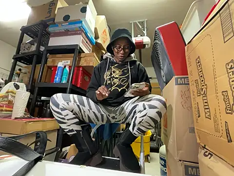 Snapshot of wynterheat chatting on 10/30/25, 04:58 wynterheat online show from 10/30/25, 04:58