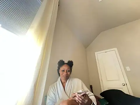 Snapshot of wynterheat chatting on 11/08/25, 05:23 wynterheat online show from 11/08/25, 05:23