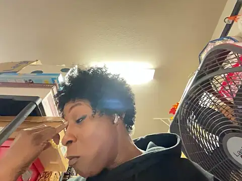 Snapshot of wynterheat chatting on 11/10/25, 03:27 wynterheat online show from 11/10/25, 03:27