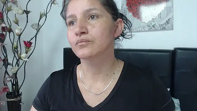 Snapshot of Angelinna_Milf chatting on 01/02/25, 06:56 Angelinna Milf online show from 01/02/25, 06:56
