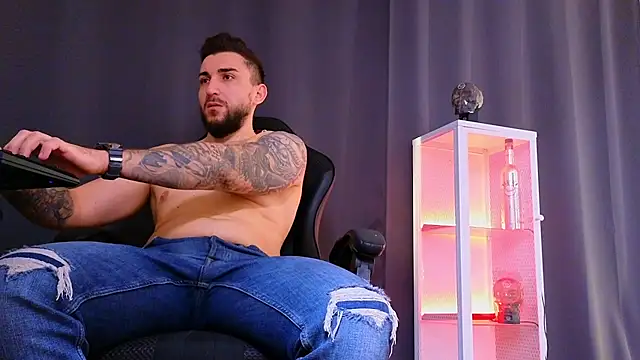 Snapshot of MightyAaron66 chatting on 03/10/25, 08:37 MightyAaron66 online show from 03/10/25, 08:37