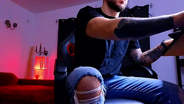 Snapshot of MightyAaron66 chatting on 10/12/25, 01:48 MightyAaron66 online show from 10/12/25, 01:48