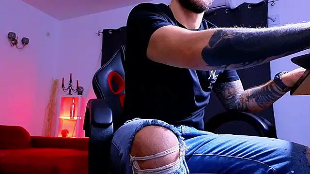 Snapshot of MightyAaron66 chatting on 10/15/25, 01:28 MightyAaron66 online show from 10/15/25, 01:28