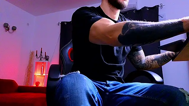 Snapshot of MightyAaron66 chatting on 10/17/25, 02:48 MightyAaron66 online show from 10/17/25, 02:48