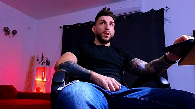 Snapshot of MightyAaron66 chatting on 11/12/25, 04:46 MightyAaron66 online show from 11/12/25, 04:46