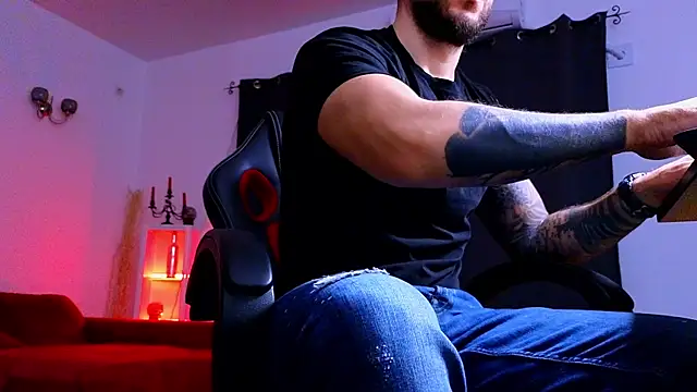 Snapshot of MightyAaron66 chatting on 11/13/25, 04:44 MightyAaron66 online show from 11/13/25, 04:44