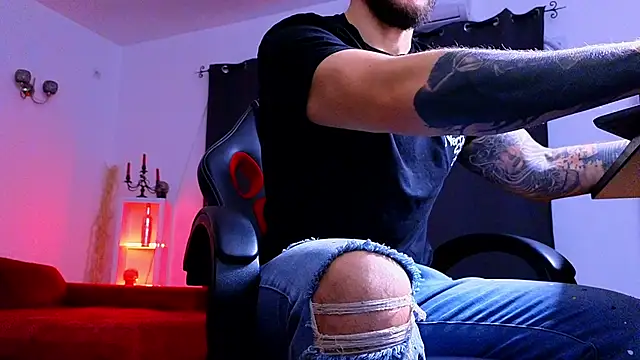 Snapshot of MightyAaron66 chatting on 11/17/25, 05:24 MightyAaron66 online show from 11/17/25, 05:24