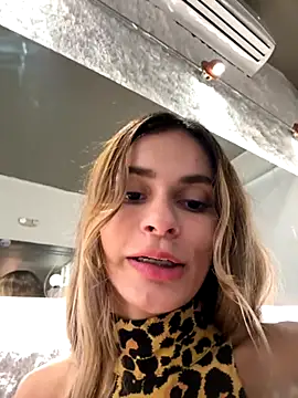 cuteluci  online show from 10/11/25, 10:52