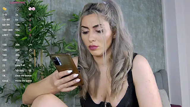 Snapshot of CelineMeyerr chatting on 01/25/25, 06:34 CelineMeyerr online show from 01/25/25, 06:34