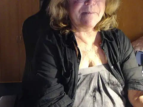 Snapshot of _sunshine__ chatting on 12/20/24, 04:57 sunshine online show from 12/20/24, 04:57