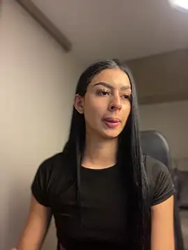 Snapshot of maddy_bronw_ chatting on 12/22/24, 12:07 maddy bronw online show from 12/22/24, 12:07