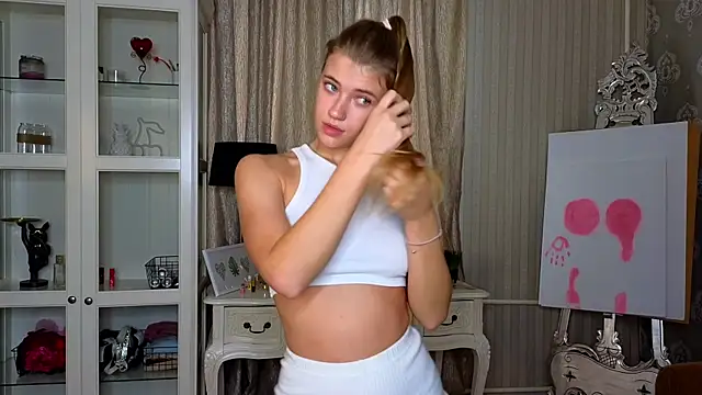 Snapshot of AnneFoxy chatting on 10/18/25, 07:31 AnneFoxy online show from 10/18/25, 07:31