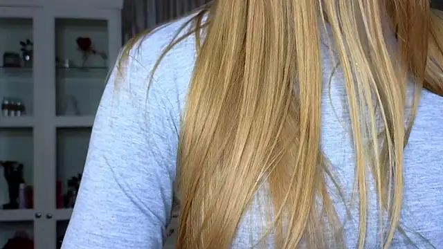 Snapshot of AnneFoxy chatting on 11/16/25, 07:47 AnneFoxy online show from 11/16/25, 07:47