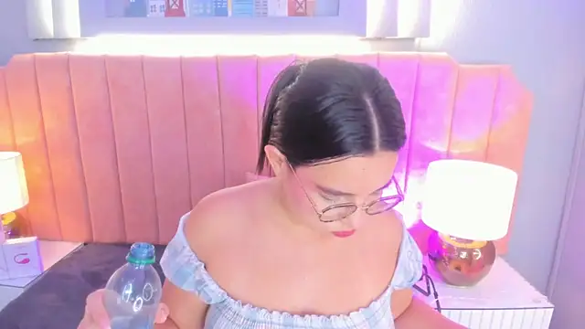 Snapshot of alys_baker chatting on 10/08/25, 03:26 alys baker online show from 10/08/25, 03:26