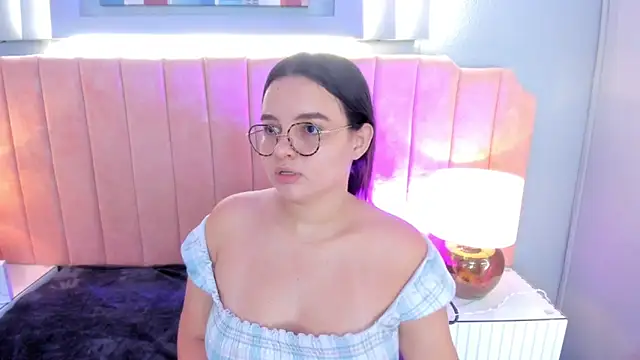 Snapshot of alys_baker chatting on 10/17/25, 03:53 alys baker online show from 10/17/25, 03:53