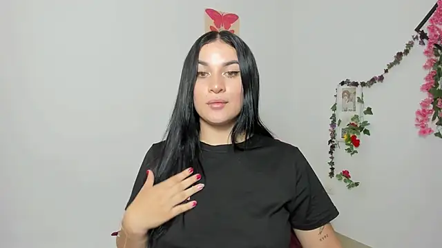 Snapshot of Emic_ chatting on 10/16/25, 01:06 Emic online show from 10/16/25, 01:06