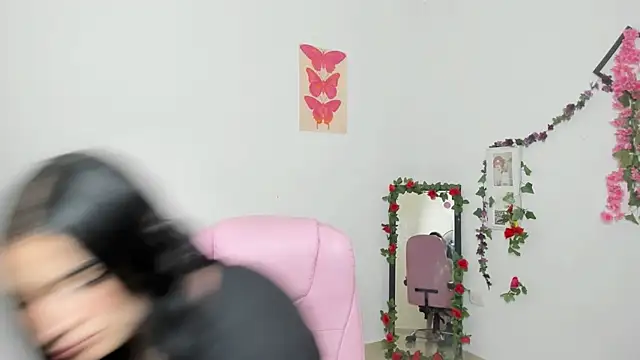 Snapshot of Emic_ chatting on 11/13/25, 04:06 Emic online show from 11/13/25, 04:06