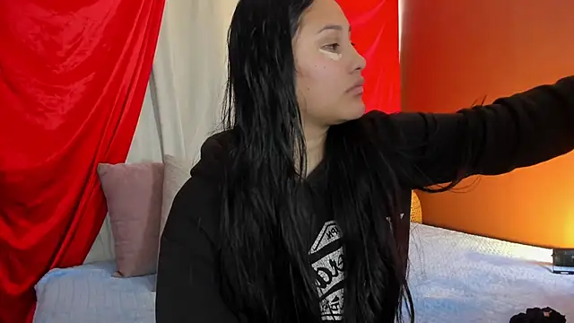 Little Ivy online show from 11/06/25, 07:04