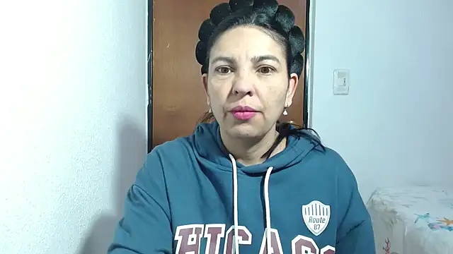 Snapshot of anybellucci43 chatting on 11/14/25, 12:04 anybellucci43 online show from 11/14/25, 12:04