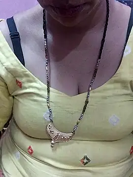 Snapshot of Urmila_bhabhii chatting on 02/17/25, 03:53 Urmila bhabhii online show from 02/17/25, 03:53