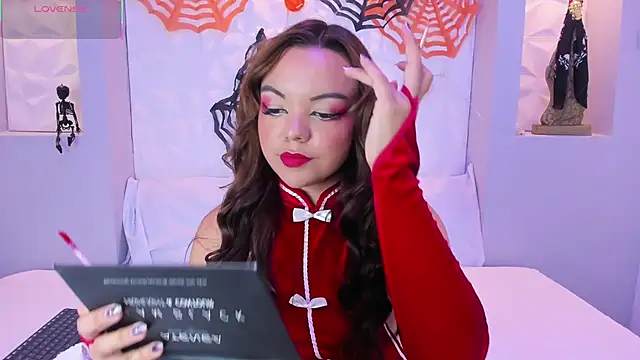 Snapshot of EmilyRouss_ chatting on 10/27/25, 07:29 EmilyRouss online show from 10/27/25, 07:29