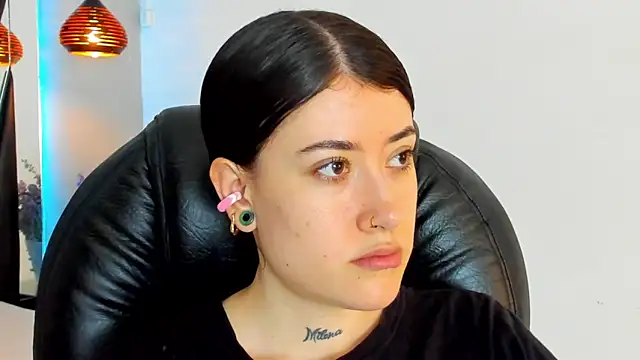 melody suarez online show from 12/06/24, 07:45