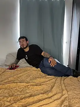 anika lowen02 online show from 10/28/25, 07:16