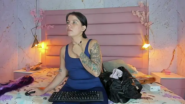 MelaniieRoux online show from 10/24/25, 07:32