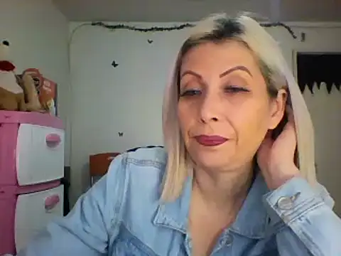 Snapshot of alixia81 chatting on 12/13/24, 12:06 alixia81 online show from 12/13/24, 12:06