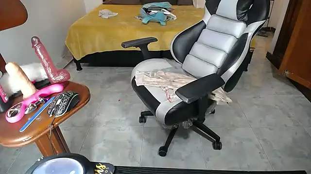 Snapshot of candy_hairy chatting on 01/08/25, 09:21 candy hairy online show from 01/08/25, 09:21