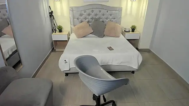 escarleth   online show from 10/17/25, 01:46